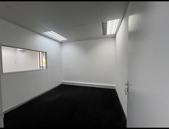 90M² OFFICE TO LET IN HYDE PARK